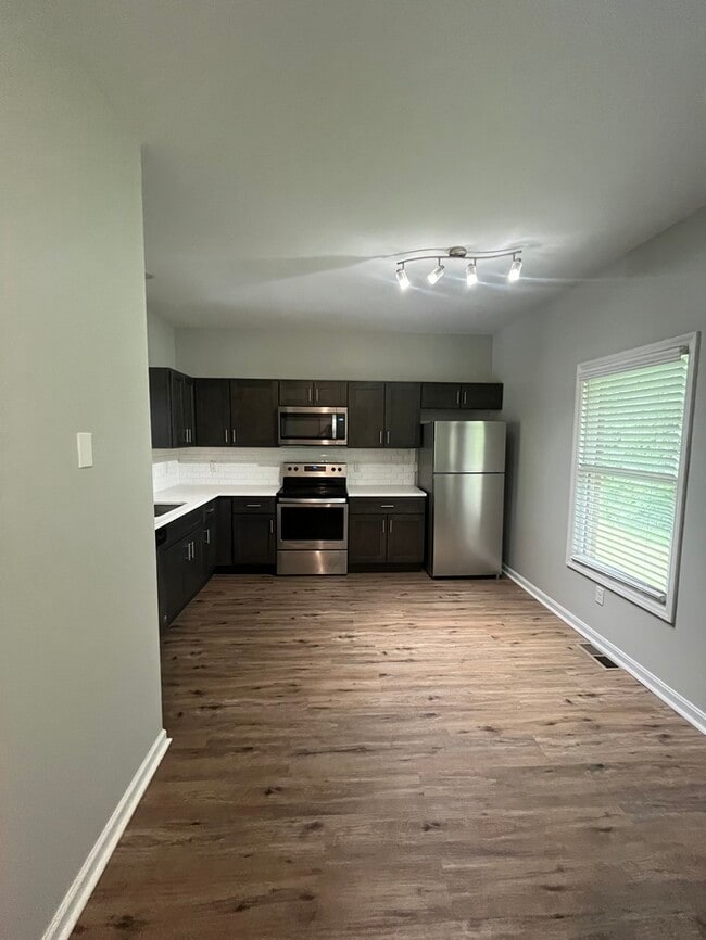 Building Photo - 3-Bedroom Townhome