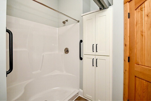 large shower - 172 Diamond Ct SE