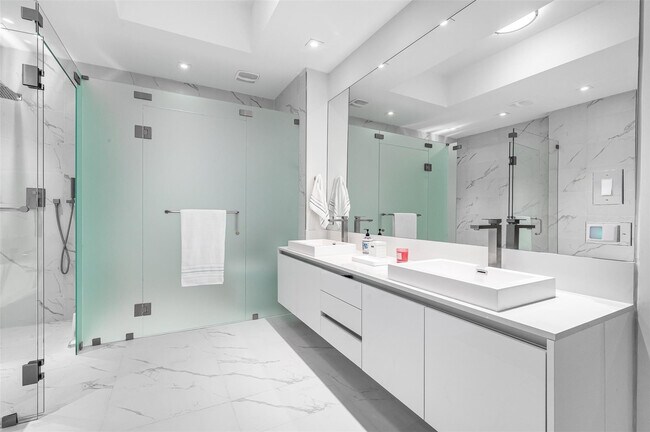 Building Photo - 3100 N Ocean Dr