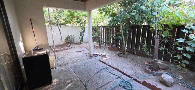 Building Photo - 1745 Deer Creek Ct