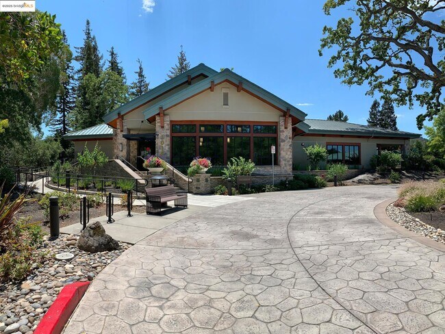 Building Photo - 1910 Skycrest Dr