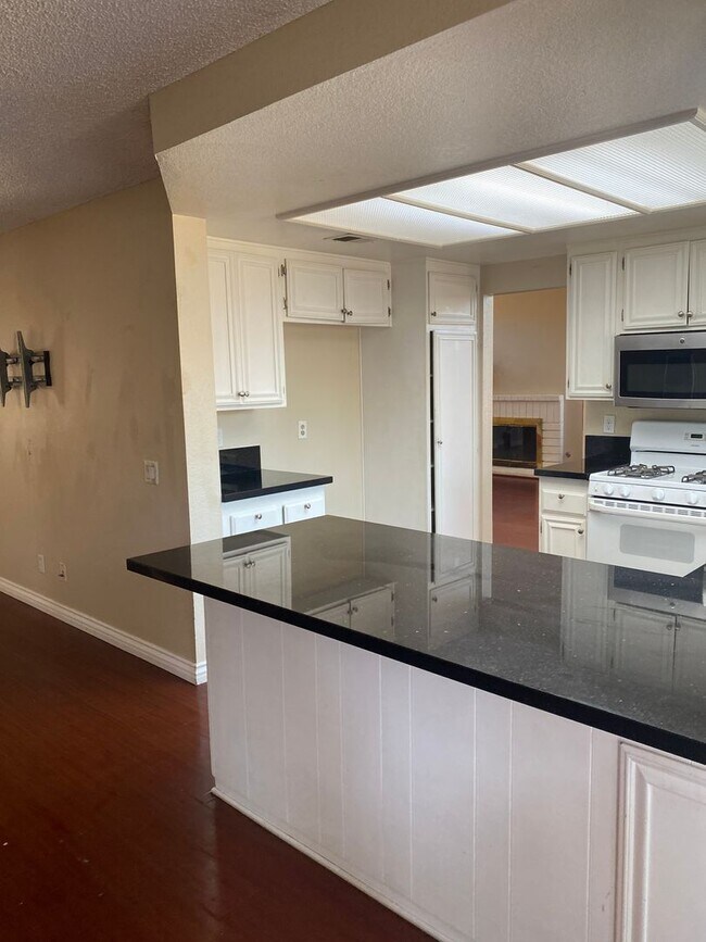 Building Photo - Spacious 3-Bed, 2.5-Bath Home – Limited-Ti...