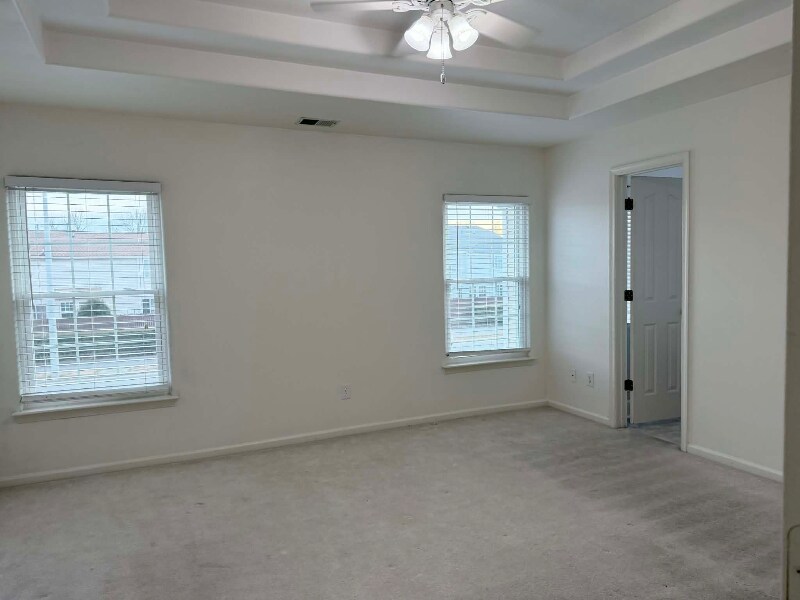 Building Photo - 5425 Port Royal Dr