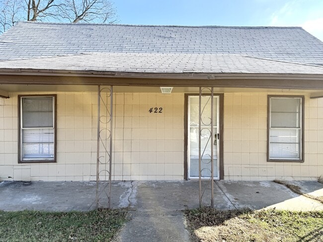 Building Photo - 422 D St SE