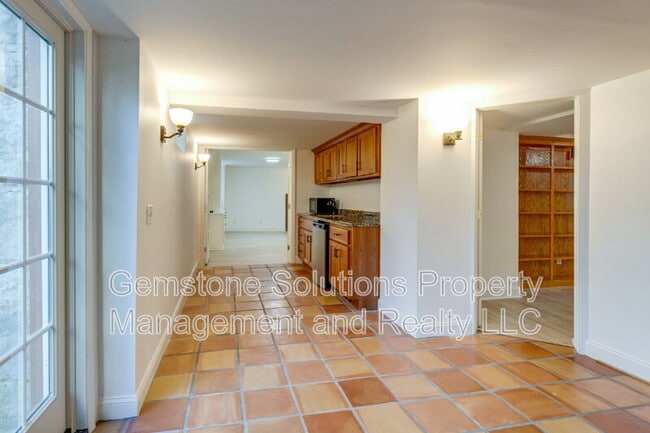 Building Photo - 502 32nd Ave S