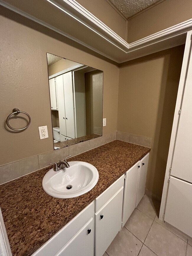 Building Photo - 6202 1/2 NW Elm Ave.