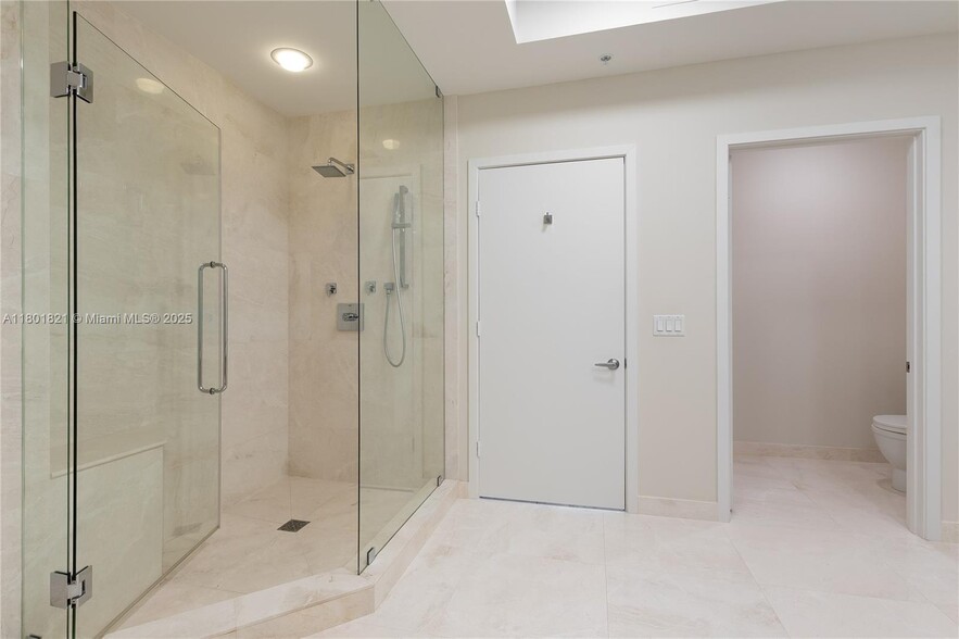 Building Photo - 17111 Biscayne Blvd
