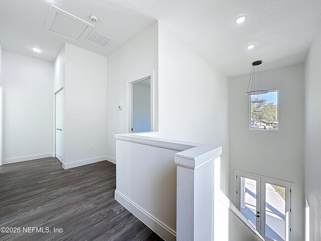 Building Photo - 2121 Broadwater Dr