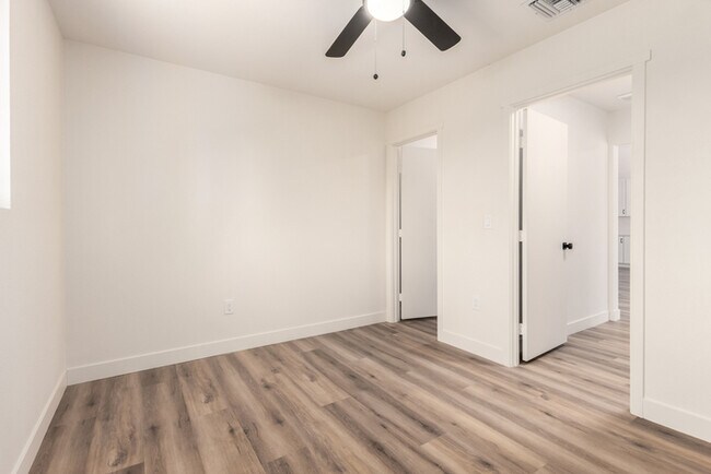 Building Photo - 17615 N Whispering Oaks Dr