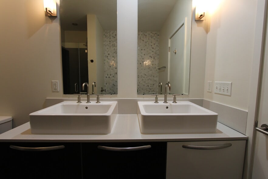 2 sink bathroom - 700 12th Ave S