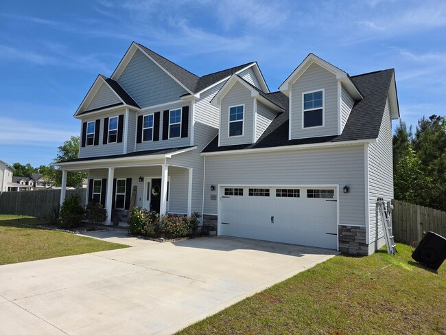 Building Photo - Spacious & Stylish Living Near Camp Lejeune with Expansive Fenced Backyard