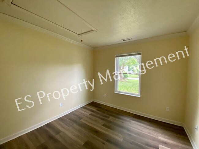 Building Photo - Wonderful 3 Bedroom 2 Bathroom Ranch Style...