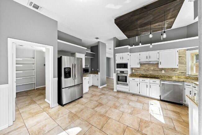 Building Photo - Spacious 4-Bedroom Rental in Autumn Ridge ...