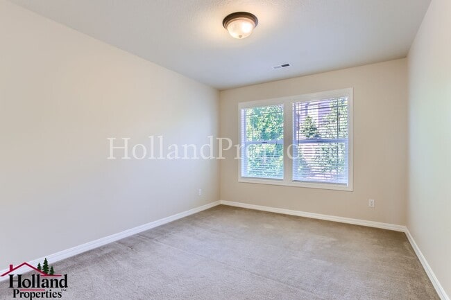 Building Photo - Beautiful 5-Bedroom Retreat with AC, Deck & Breathtaking Views