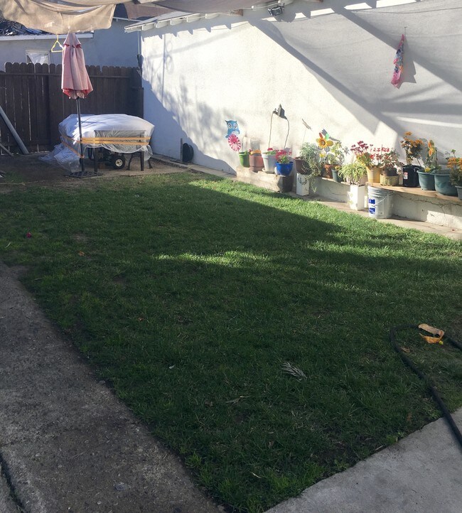 Building Photo - 11672 Oxnard St