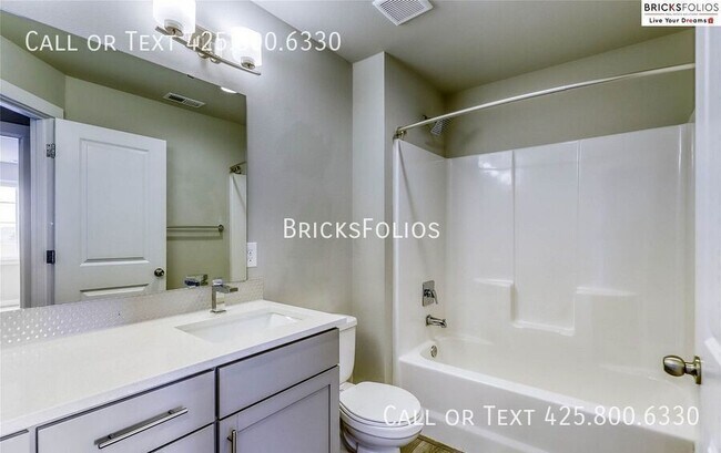 Building Photo - 1052 Banyan St