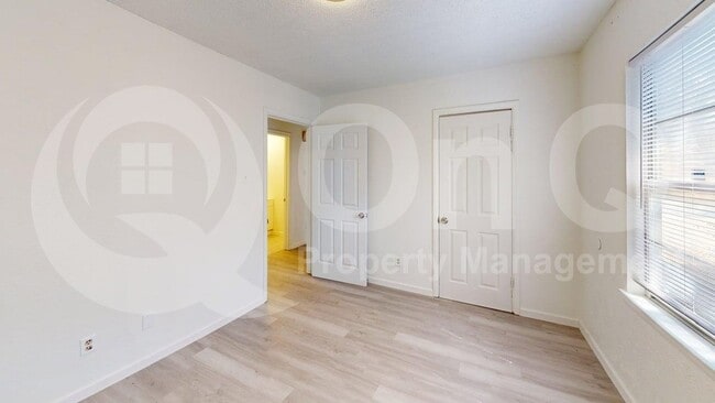 Building Photo - 910 S Mills Dr