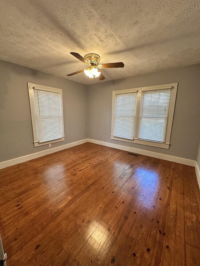 Building Photo - Charming 3 bed/1 bath in the city!