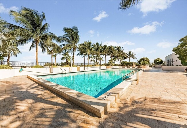 Building Photo - 1000 Venetian Way