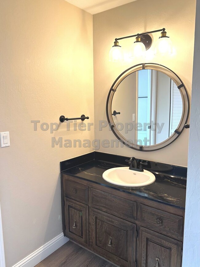 Building Photo - Beautiful 3 bed / 2 bath / 1,648 sqft hous...