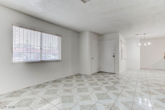 Building Photo - 808 Hedge Way