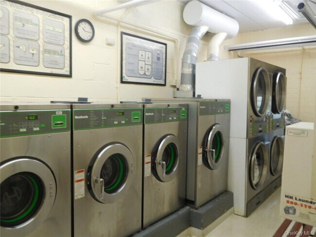 Building Photo - 2 Consulate Dr