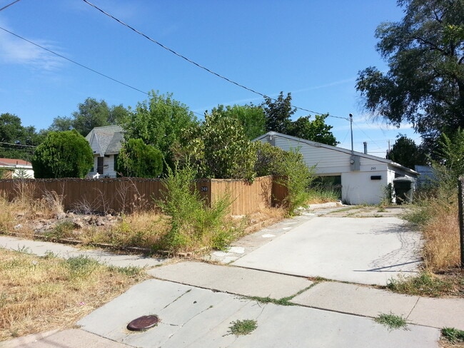 Building Photo - Pet Friendly 2 Bedroom Home