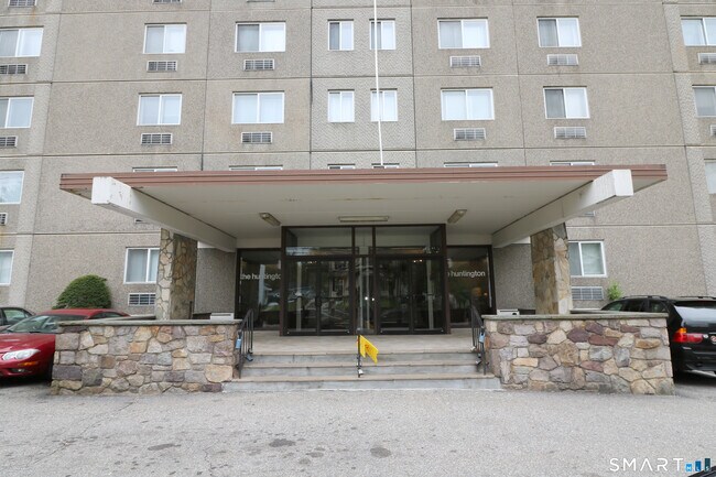 Building Photo - 120 Huntington Turnpike