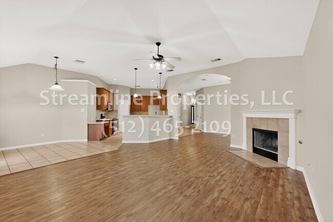Building Photo - Spacious 4 Bedroom, 2 Bath - Open Layout!