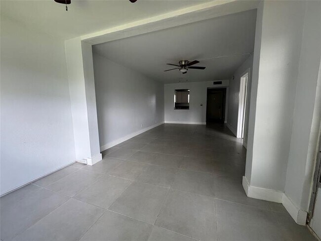 Building Photo - 9235 Lagoon Pl