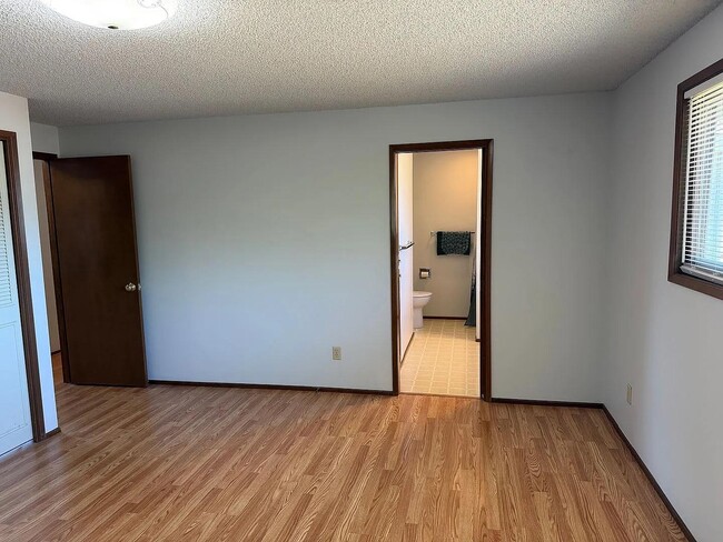 Building Photo - 1422 Lawnridge Ave