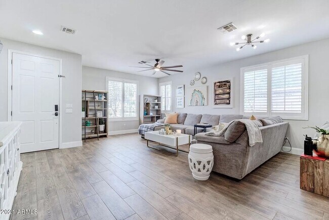 Building Photo - Luxurious 5BR Home in Award-Winning Power ...