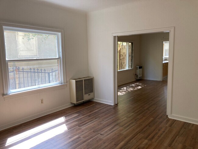 Building Photo - 1015 3/4-929 W Kensington Rd