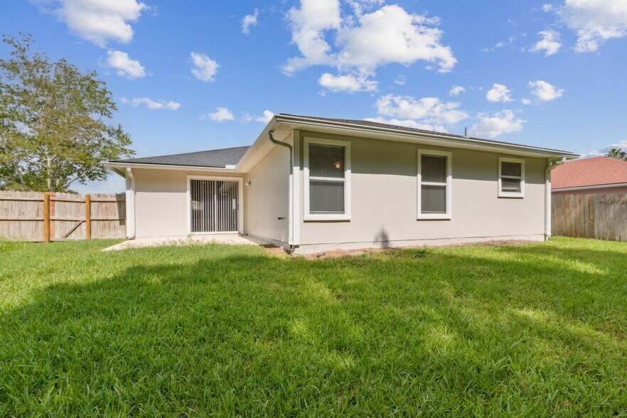 Completely fenced in backyard - 268 Southlake Dr