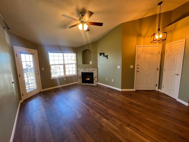 Building Photo - 1 bed 1 bath w/ Beautiful Mountain views!