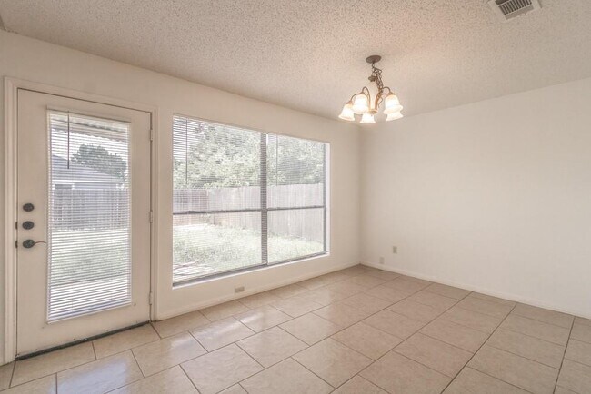 Building Photo - 300 Oakcrest Dr