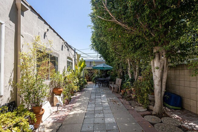 Building Photo - Warm & Welcoming Home Near Melrose with Room to Live, Work & Create
