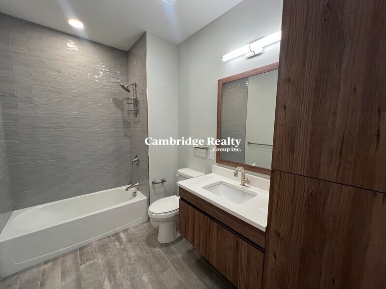 Building Photo - 18 Central St