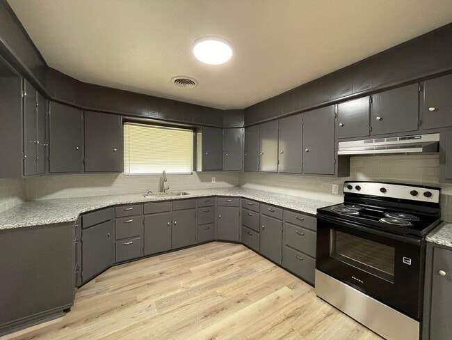 Building Photo - 1112 N 9th St
