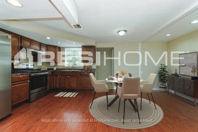 Building Photo - 7700 Farmlawn Dr