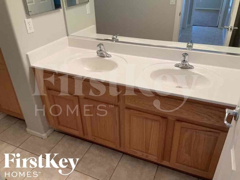 Building Photo - 3032 E Pinto Valley Rd