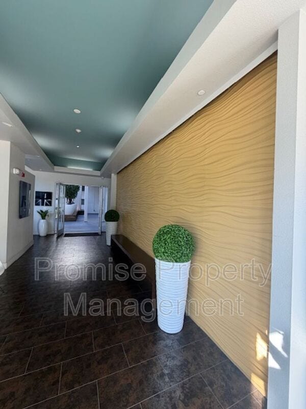 Building Photo - 12837 Moorpark St