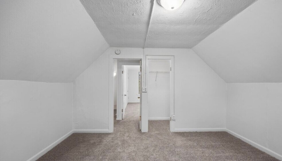 Building Photo - 911 Zeeland Ct NE