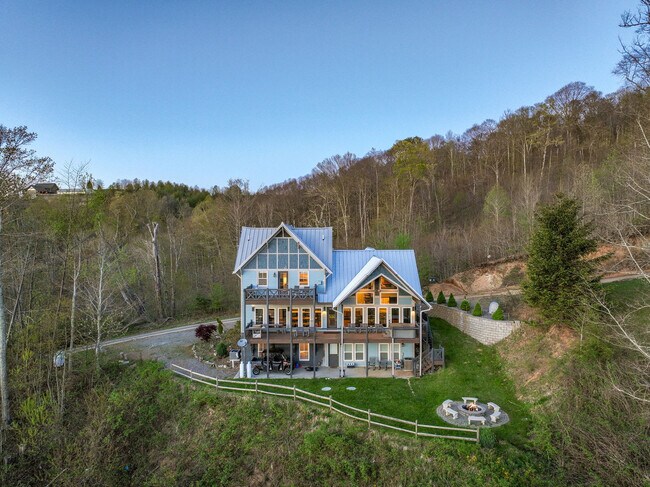 Building Photo - 140 Mystic Ridge Dr