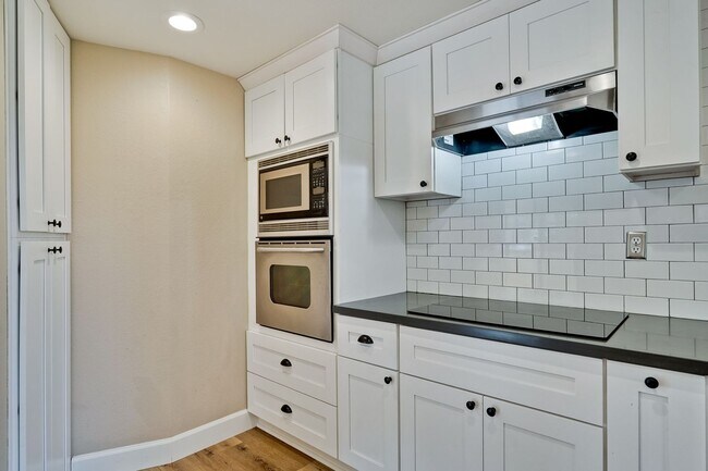 Building Photo - Welcome Home!!! - Modern and Spacious Gem!...