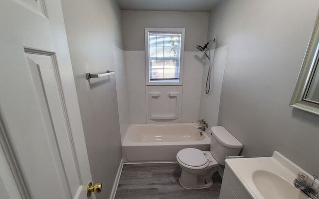 Building Photo - Charming Apartment Unit