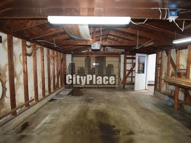 Building Photo - 604 E Pearl St