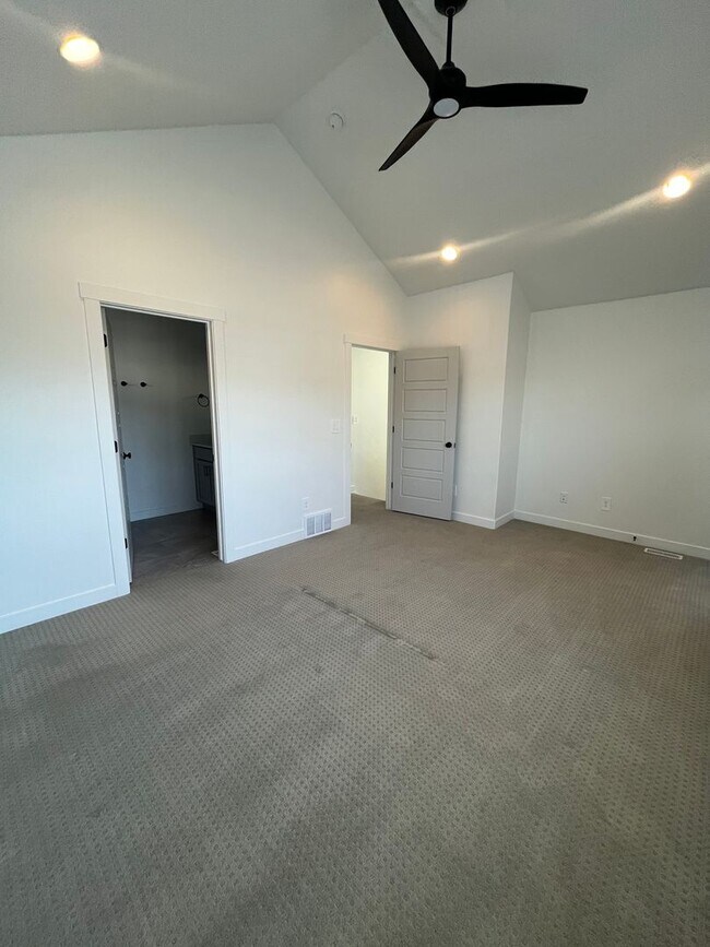Building Photo - Spacious 3 Bed 2.5 Bath Home Available Jun...