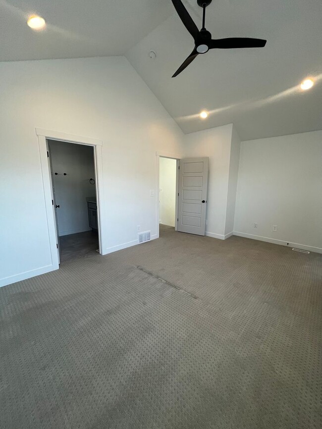 Building Photo - Spacious 3 Bed 2.5 Bath Home Available Now...
