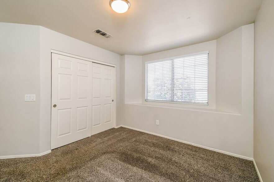 Building Photo - 5123 E Dragoon Ave